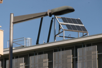 Placa solar que fue instalada en un edificio del campus Sescelades de la Rovira i Virgili.