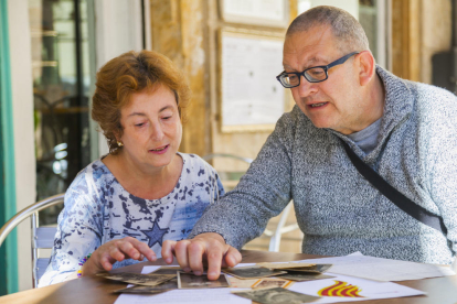 Joan Gorga i la seva esposa Maria Montserrat Gené, revisant la documentació de l'avi.