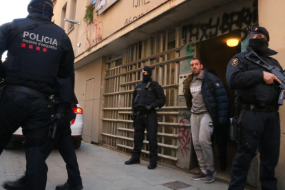 Imagen de uno de los detenidos en el barrio Gótico de Barcelona en el marco de una operación antiterrorista.