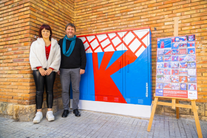 La artista Gota de Abril y Òscar Subirats, con un cuadro.