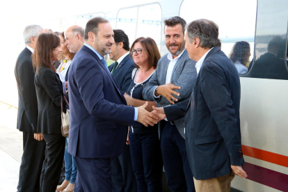 El ministre José Luis Ábalos saludant els alcaldes de Cambrils, Mont-roig i Vandellòs abans de pujar al tren.