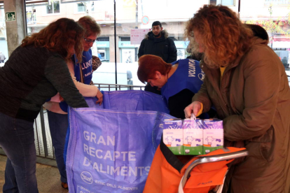 Imatge d'una compradora fent una donació al Gran Recapte.
