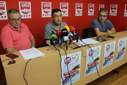 Pla general dels responsables de la FICA-UGT -d'esquerra a dreta: Lluís Calabuig, Paco Folch i Jordi Regolf- a la seu del sindicat a Tortosa.