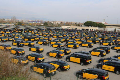 Imagen del área de espera de la T2 llena de taxis justo antes que se dirigieran a la Gran Vía.