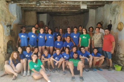 Fotografia de grup dels participants al camp de treball que s'ha fet al municipi de Castelló.