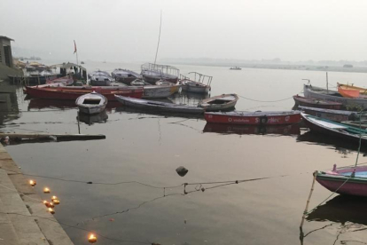 Les espelmes a la vora del riu Ganges
