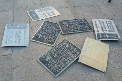 Les set plaques que han retirat de les façanes dels edificis de la ciutat