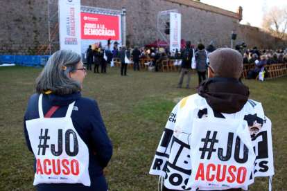 Dos simpatitzants d'Òmnium amb motxilles de la campanya 'Judici a la democràcia', presentada al Castell de Montjuïc.