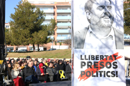 Al centre, el vicepresident del Govern i adjunt a la presidència d'ERC, Pere Aragonès, amb un cartell de l'exvicepresident i líder del partit, Oriol Junqueras, durant l'acte dels republicans a Manresa.