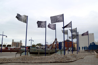Les fotografies reproduïdes en banderes de l'exposició '13 banderes fosques' per commemorar els 80 anys del final de la Guerra Civil Espanyola. Exposició organitzada pel Port de Tarragona.