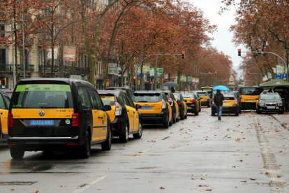 Una fila de centenars de taxis bloquejaven ahir diumenge la Gran Via de Barcelona.