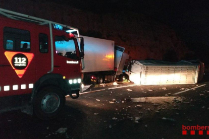 Imatge de l'accident entre un camió i una furgoneta que ha vessat la seva càrrega a l'AP-7 a Vandellòs i l'Hospitalet de l'Infant.