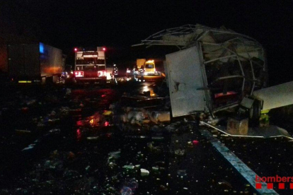 Imagen del accidente entre un camión y una furgoneta que ha tirado su carga en la AP-7 en Vandellòs i l'Hospitalet de l'Infant.