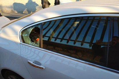 Imagen de un coche estacionado en la calle del Mar con un cristal roto.