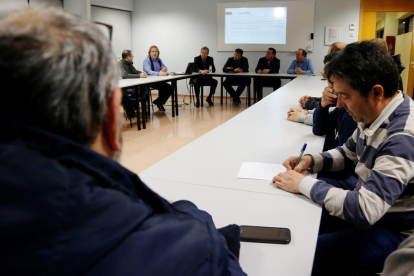 Reunión de taxistas en Tarragona para decidir si se suman a la huelga.