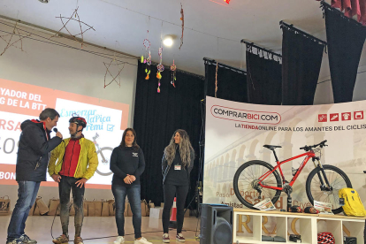 Momento de la entrega de la bicicleta BTT a Àngel Bascuñana Padilla, de Valls.