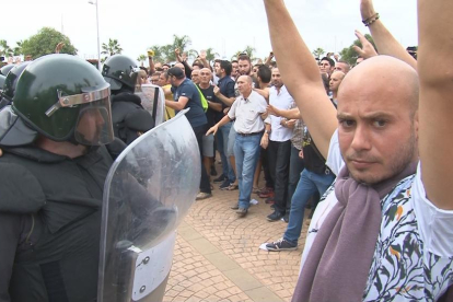 Gent amb les mans en alt davant dels antiavalots de la Guàrdia Civil a la Ràpita, l'1 d'octubre de 2017.