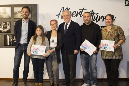 Imagen de Josep Poblet, Pere Segura y Rosa M. March con algunos de los premiados.