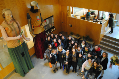 Alumnes i professors de l'intercanvi en una foto de record al vestíbul de l'Ajuntament.