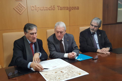 El presidente de la Diputació, Josep Poblet, y el director del ICGC, Jaume Massó han firmado el convenio.