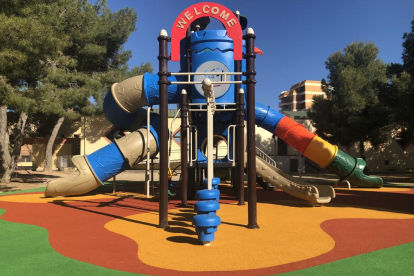 El parc s'ha renovat amb una nova atracció infantil.