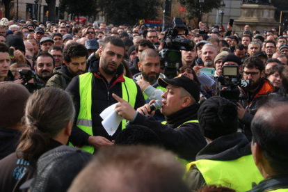 El portavoz de Élite Taxi, Tito Álvarez, durante la asamblea en Plaça Catalunya durante la que ha dimitido.
