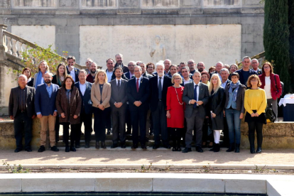 Los asistentes a la primera asamblea municipalista del Penedès con el presidente Quim Torra en el centro.