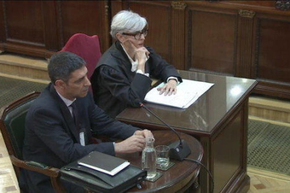 El major dels Mossos d'Esquadra Josep Lluís Trapero durant la compareixença al Tribunal Suprem acompanyat per la seva lletrada, Olga Tubau.
