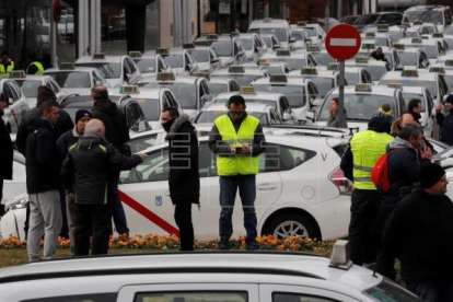 Concentración de taxistas a las inmediaciones del recinto ferial de Ifema, en Madrid.