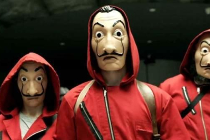 Els protagonistes de 'La casa de papel' vesteixen una máscara de Dalí.