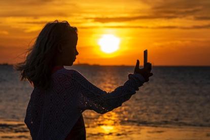 Una chica haciéndose un selfie en un paraje natural.