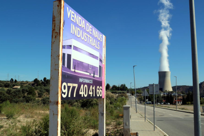 Un cartell de promoció de parcel·les industrials a Ascó, davant de la central nuclear.