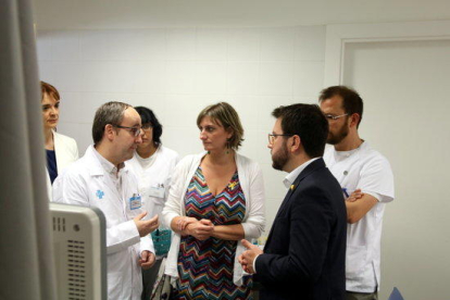 El vicepresidente del Govern, Pere Aragonès, y la consellera de Salut, Alba Vergés, hablando con personal médico dentro de una consulta del CUAP Sant Martí de Barcelona.