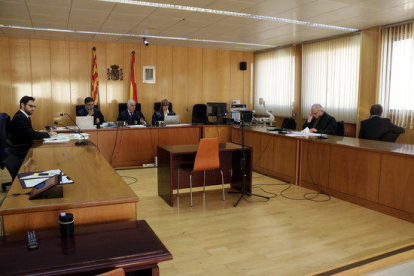 Imagen de la sala de vistas de la Audiencia de Tarragona con el acusado de abusar de la hija y de una amiga de esta, sentado de espaldas a la derecha.