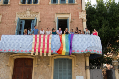 Foto d'arxiu d'una hissada de la bandera LGTBI a la Casa Rull de Reus, al 2017.