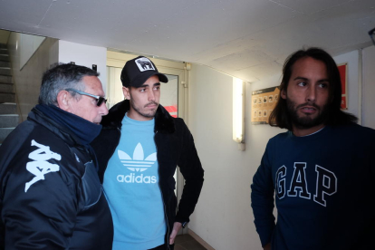 Al centre de la imatge, Borja Herrera i, a la dreta, Mario Ortiz. Tots dos van abandonar les instal·lacions del club durant el matí.