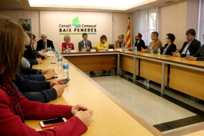 La reunió del conseller de Territori i Sostenibilitat, Damià Calvet, amb els representants locals.