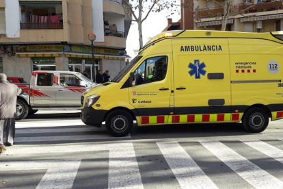 Dues ambulàncies s'han dirigit fins a l'avinguda Independència on s'ha produït l'atropellament.