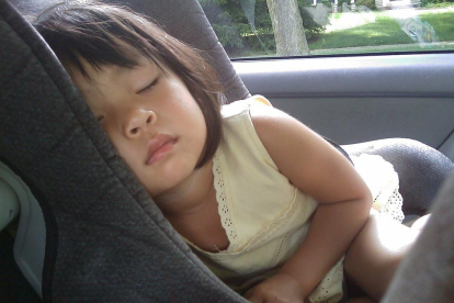 Los niños de entre 1 y 6 años se encontraban durmiendo en el asiento posterior del vehículo.