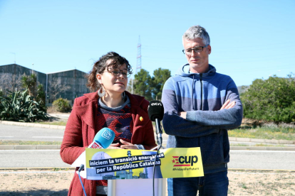 La diputada de la CUP, Natàlia Sànchez i del membre del partit a Vandellòs-Hospitalet de l'Infant, Sergi Saladié, en la roda de premsa per denunciar la prorroga de la vida de les centrals nuclears.
