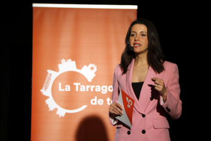 Pla mitjà de la líder de Cs a Catalunya, Inés Arrimadas, intervenint durant l'acte central de campanya a Tarragona, el 17 de maig del 2019