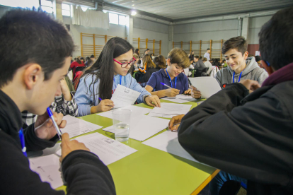 Unos alumnos, en las pruebas en l'IES Sant Pere i Sant Pau.