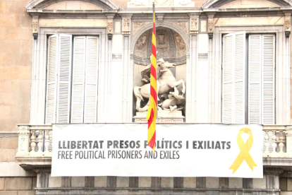 Pancarta que encara es manté a la façana del Palau de la Generalitat.