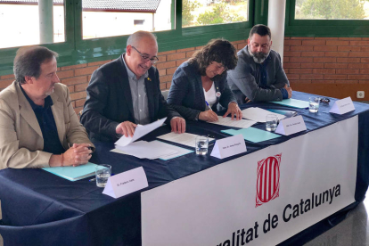 Signatura de l'acord, amb el conseller d'Educació, Josep Bargalló, i la consellera d'Agricultura, Teresa Jordà.