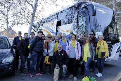 Un grupo de manifestantes antes de subir a uno de los autobuses que ha salido desde Lleida.