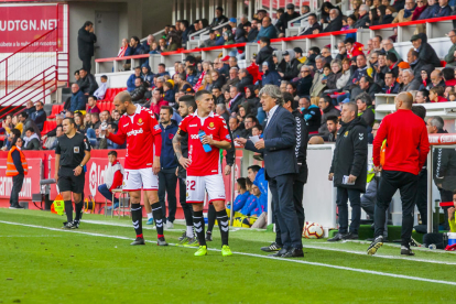 Enrique Martín dona instruccions als seus futbolistes durant el Nàstic-Numancia disputat al Nou Estadi.