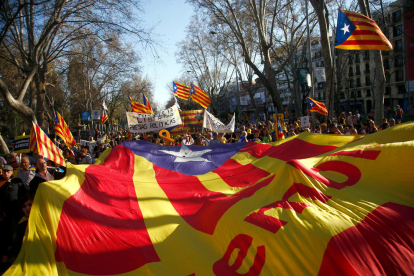 Imatge de l'estelada, en primer terme, i els manifestants a Madrid amb cartells i senyeres.