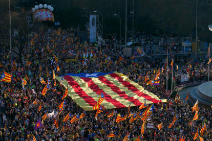 Plano general de una estelada gigante en la manifestación en Madrid.
