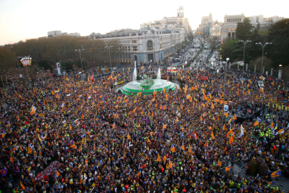 La manifestación en la plaza de Cibeles, llena con millares de personas.