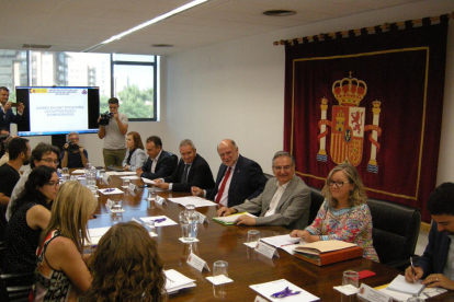 Imatge de la reunió del subdelegat del Govern a Tarragona, Joan Sabaté, amb els alcaldes dels municipis afectats per l'incendi.